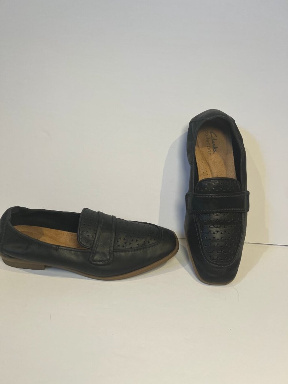 Clarks Black Leather Perforated Comfort Slip-On Loafers Shoes Size 7 Sensible - Picture 5 of 9